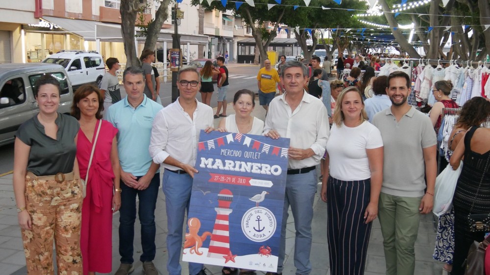 Inaugurada la nueva edición del Mercado Outlet Marinero en el Parque del Puerto con una quincena de puestos