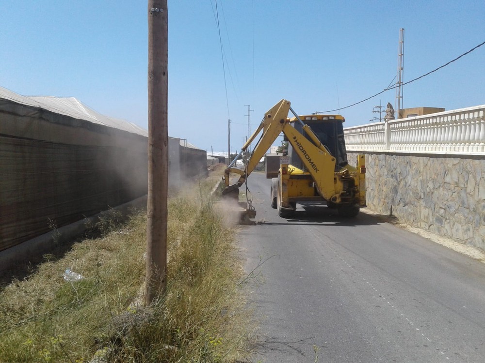 Mejoras en la red de caminos rurales con la limpieza y el desbroce de cunetas en Tarambana