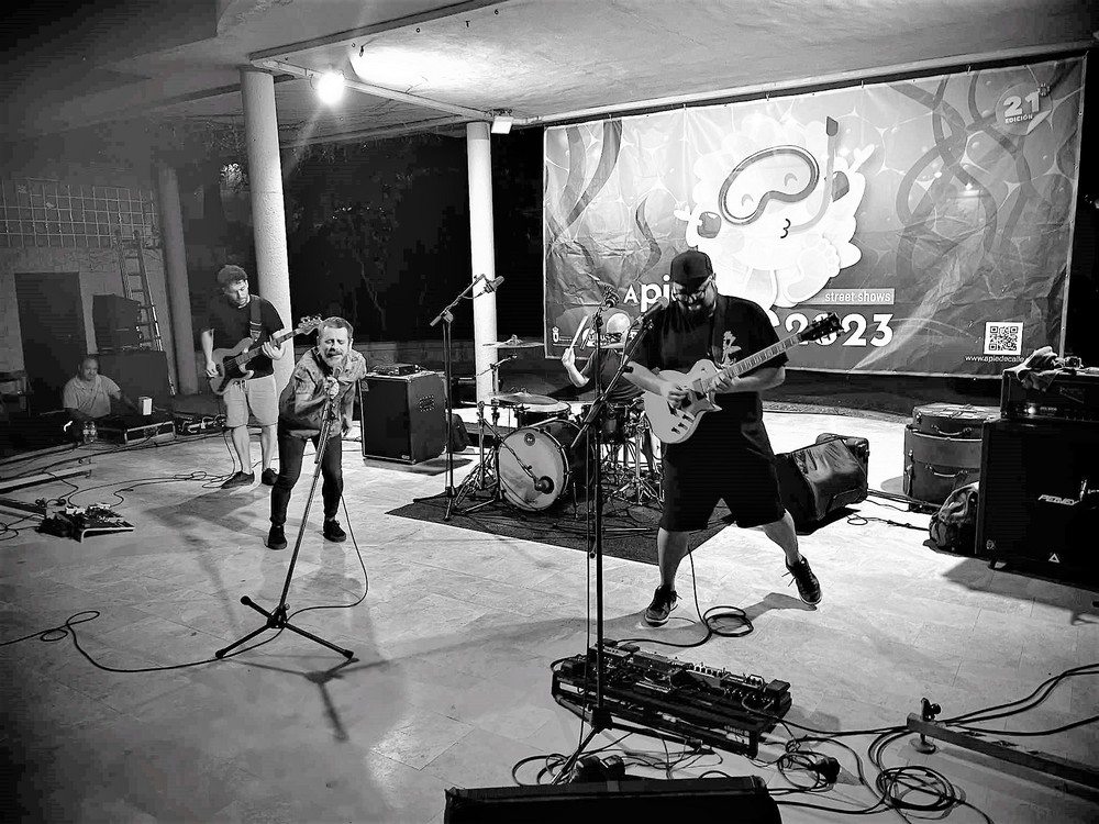 Gran concierto de ‘Adiós caballos’ en el Anfiteatro de Roquetas de Mar en el programa ‘A pie de calle’