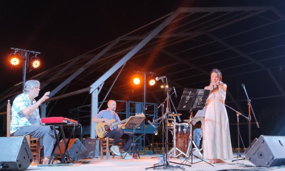 El baile y la música en directo llenan el anfiteatro de Pago del Lugar de Adra durante todo el fin de semana