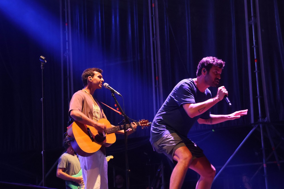 Taburete ofrece un multitudinario concierto en Almerimar en el marco del ciclo ‘El Ejido al Natural’