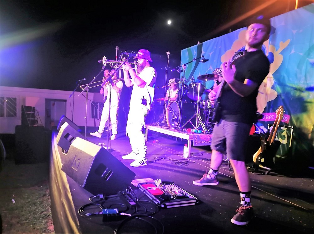 La banda ilicitana Extensores Automáticos ofrece más de hora y media de concierto en la Urba de Roquetas