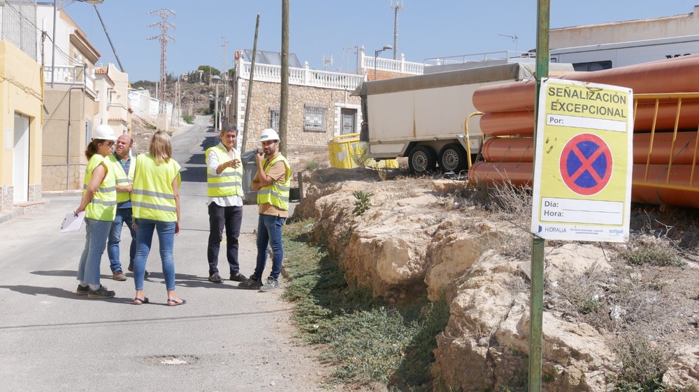 Adra continúa mejorando las infraestructuras hídricas de la ciudad actuando en la calle Escolares