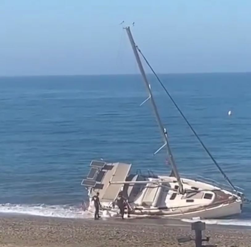 Aparece un barco encallado en la playa de Levante de Almerimar