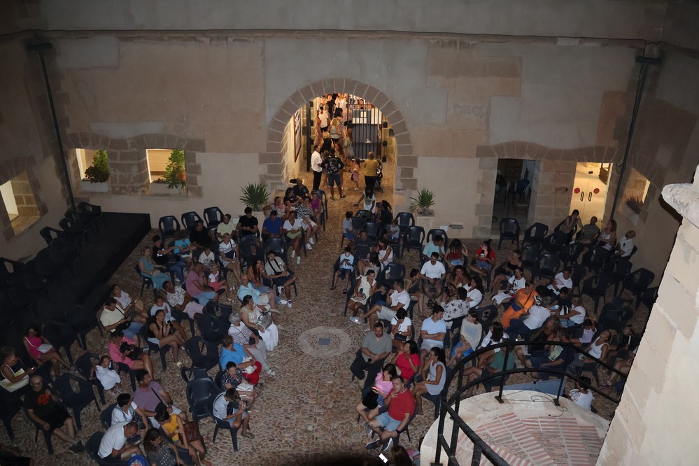 El cielo ejidense conquista a los visitantes del Castillo de Guardias Viejas: rotundo éxito de la Noche de Estrellas, con 600 asistentes de numerosas procedencias
