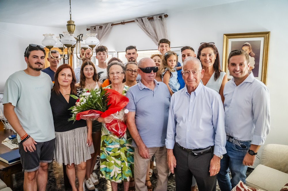El alcalde entrega una distinción a Francisco Sampedro por su dedicación a la Asociación de Mayores de El Solanillo