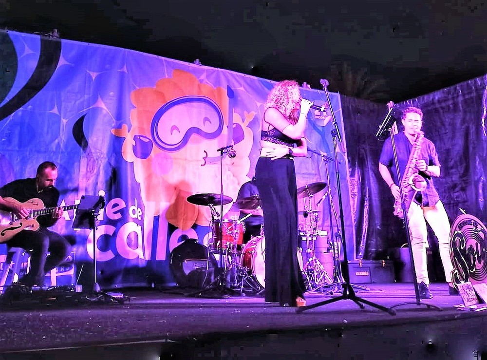 La formación En clave de soul ofrece un espectacular concierto en la zona de Villa África en Aguadulce
