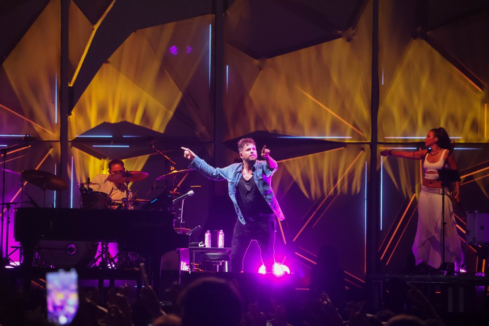 Pablo López "enamora" a más de 3.000 personas con un gran concierto en Almerimar