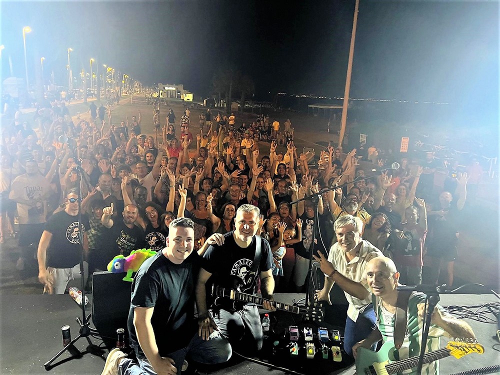 Los Camaleones Rock llevan la marcha y la buena música hasta la Urbanización de Roquetas de Mar