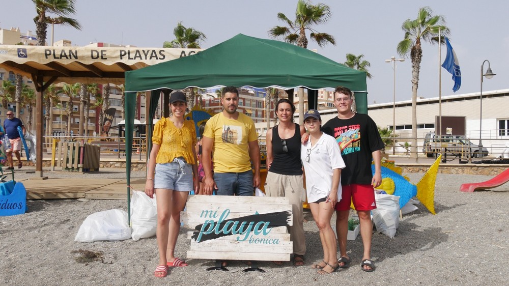 Gran participación en primera jornada de la campaña de educación ambiental ‘Mi Playa Bonica’ en la costa de Adra
