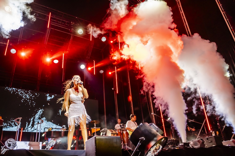 India Martínez repasa sus grandes temas durante dos horas en su concierto en Playa Serena II en Roquetas