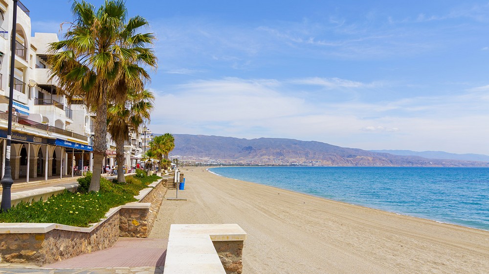 Encuentran el cuerpo de un hombre "de avanzada edad" en una playa de Roquetas de Mar