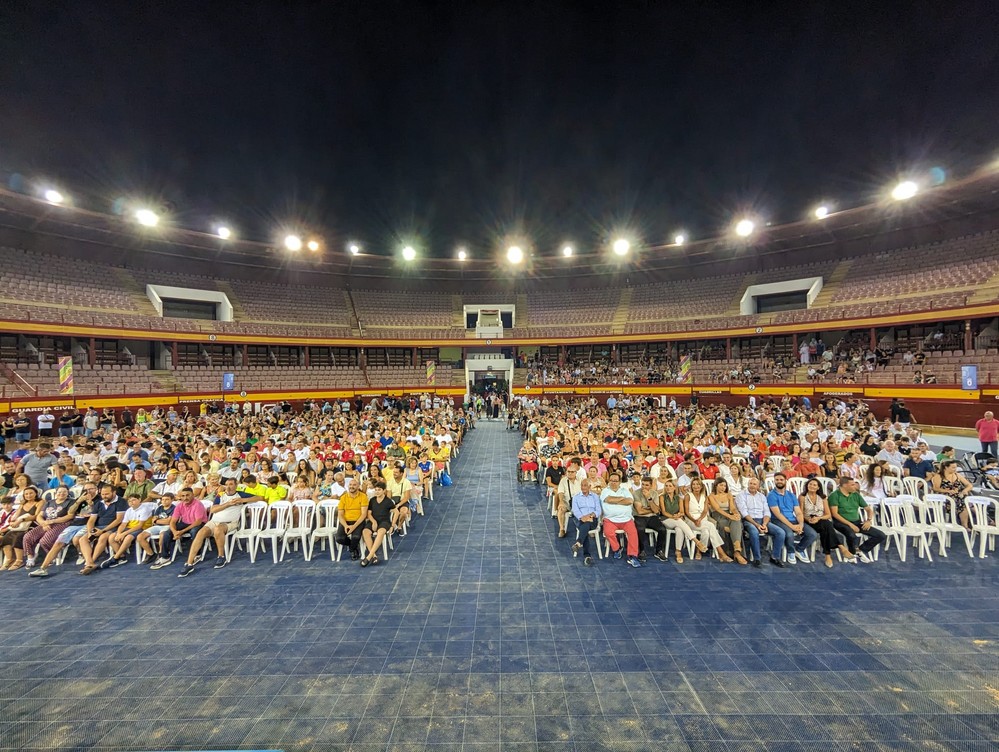 Lleno en la Plaza de Toros de Roquetas de Mar para despedir la XXXV edición de las 100 Horas