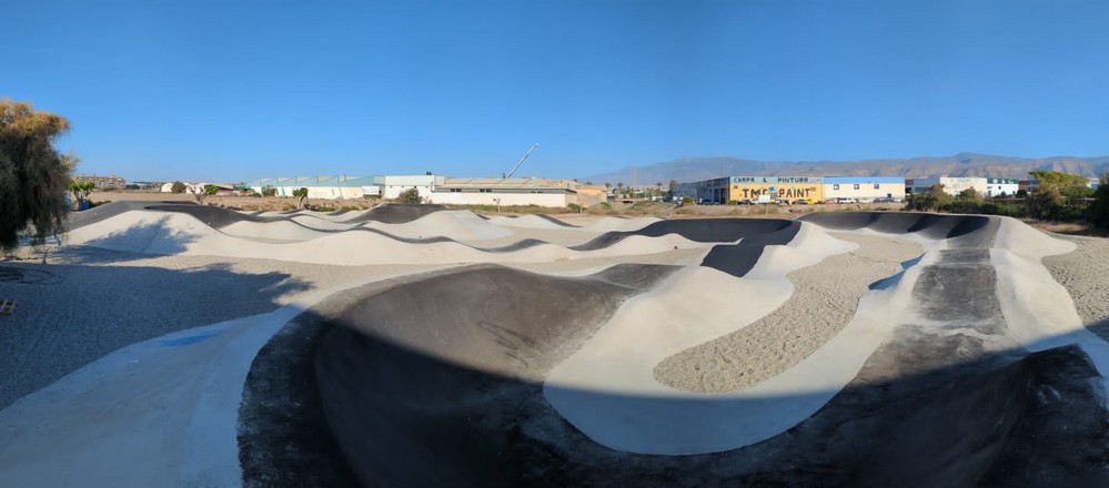 El pumptrack de Roquetas de Mar, prácticamente listo para que los aficionados lo disfruten pronto