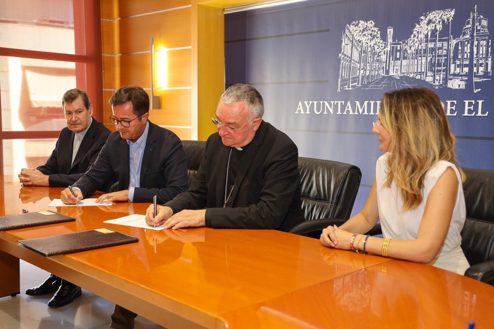 Ayuntamiento y Obispado firman un convenio de colaboración para el mantenimiento de las iglesias de El Ejido