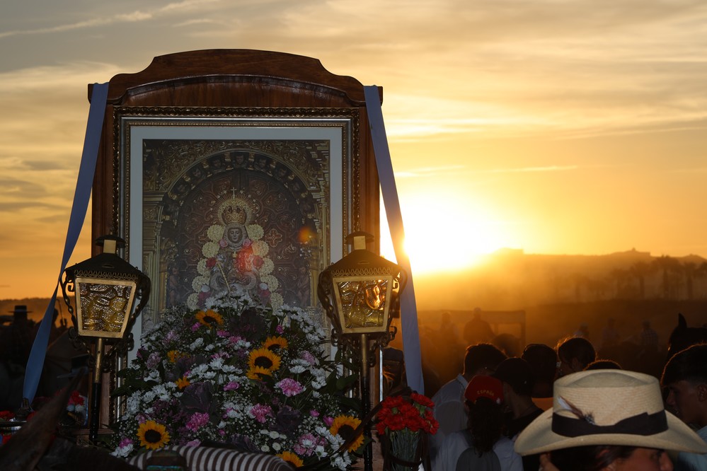 Fervor rociero y cultura popular se dan la mano en la VIII Romería de Guardias Viejas a Almerimar