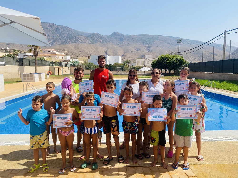 Entrega de diplomas a los alumnos de los cursos de natación de la Piscina Municipal de Dalías