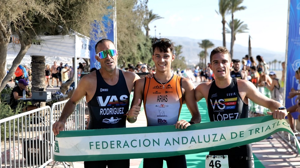 Los triatletas Hugo Arias y Natalia Ramírez, campeones en la General del VII Triatlón Cros Ciudad de Roquetas