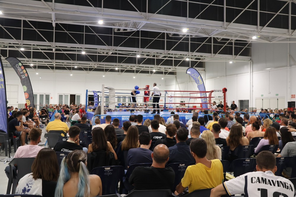 Medio millar de personas disfrutan de diez combates amateur en una velada en El Ejido