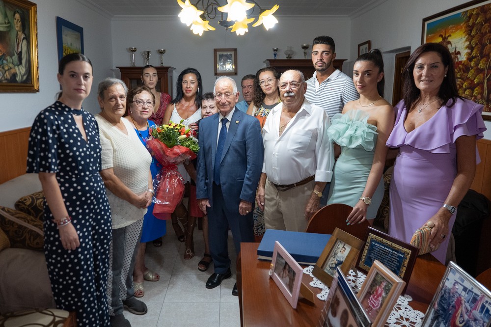 Amat entrega una distinción a Juan José Romera Fernández, socio de más edad de la Asociación de Mayores de Las Losas