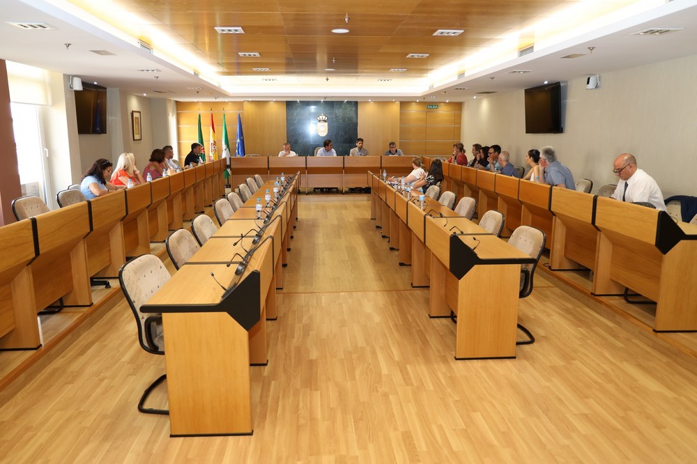 El Consejo Escolar se reúne para afrontar el nuevo curso 2023/24 abordando el Plan de cruces escolares, el refuerzo de la limpieza y las necesidades educativas de El Ejido