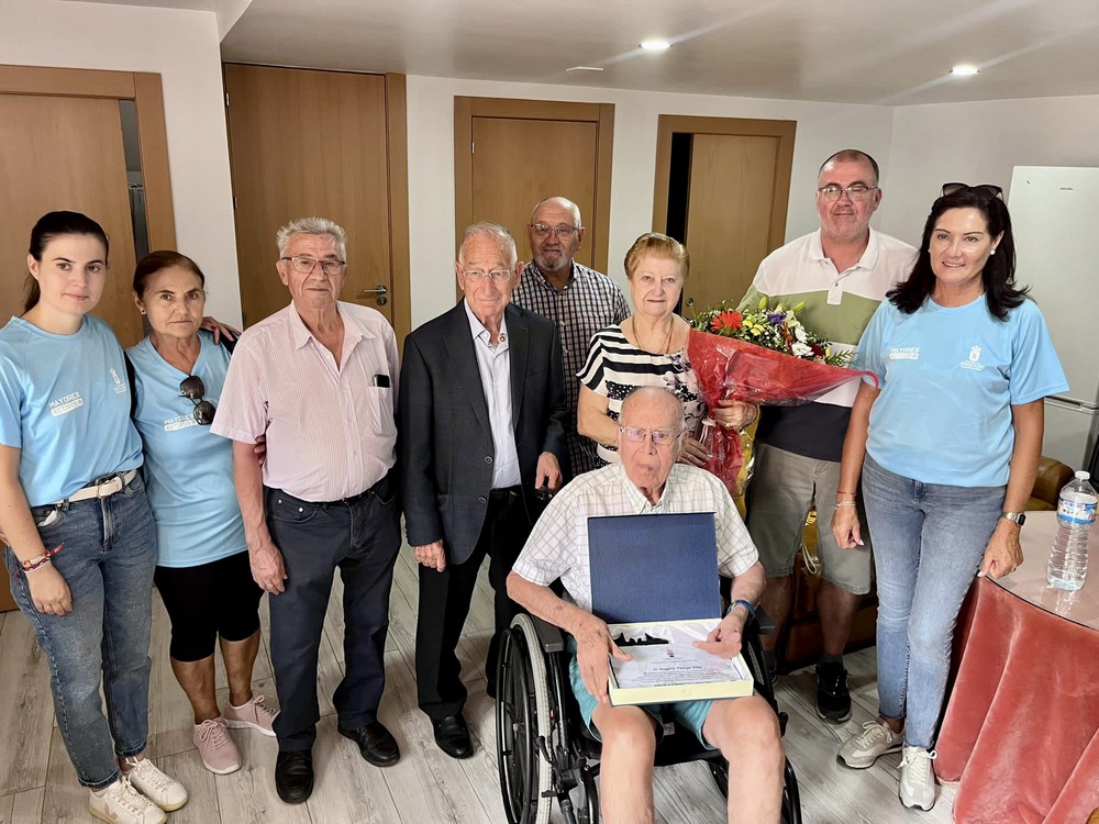 Gabriel Amat entrega una distinción a Rogelio Díaz, socio de mayor edad de la Asociación de Mayores Campillo del Moro-La Gloria