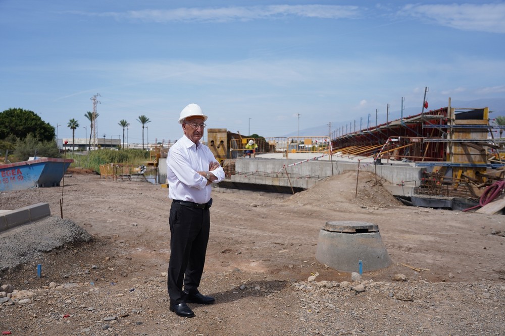 Amat visita las obras de conexión de la carretera de Alicún con la Avenida Reino de España