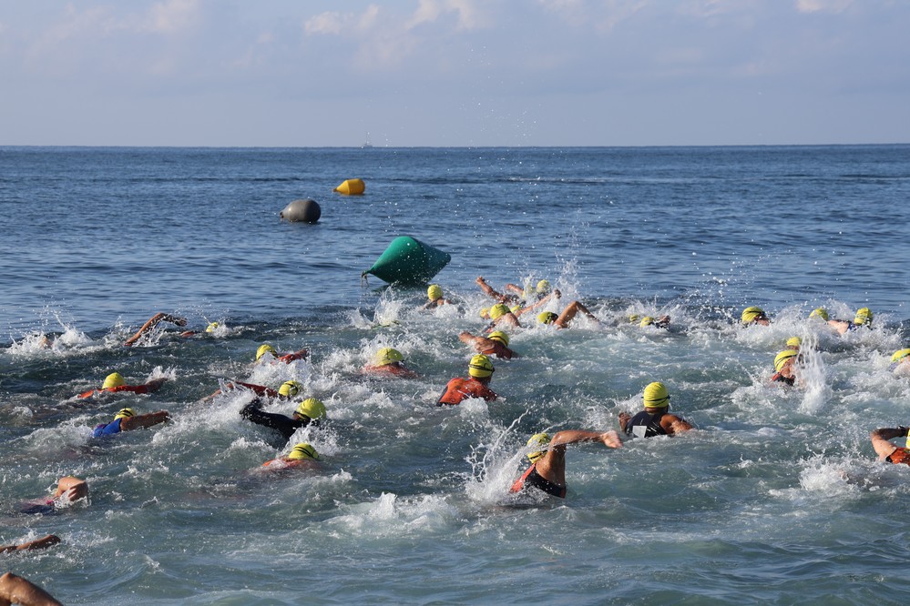 La costa de El Ejido ha acogido la tercera edición del Triatlón de Guardias Viejas