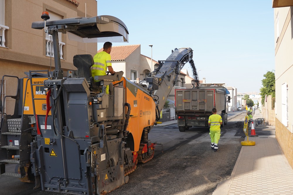 El Ayuntamiento de Roquetas continúa con el Plan de Asfaltado en dos nuevas zonas en obras en El Parador