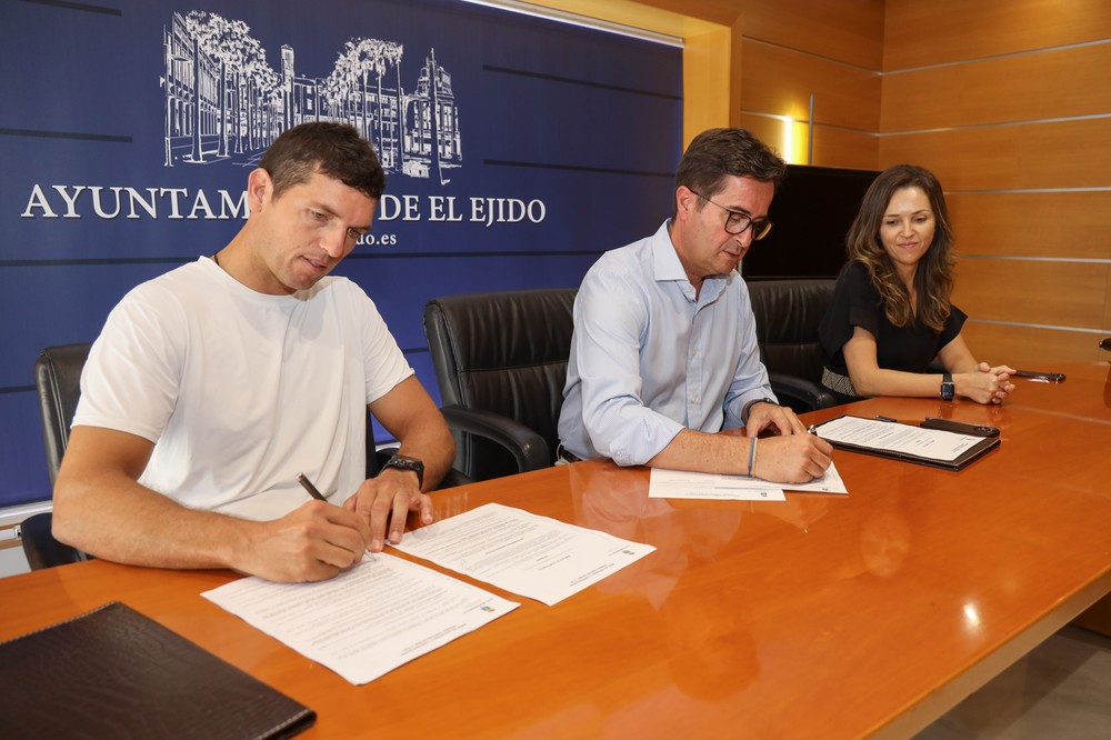 El tricampeón del mundo, Víctor Fernández, seguirá promocionando  El Ejido gracias al convenio de patrocinio que mantiene con el Ayuntamiento