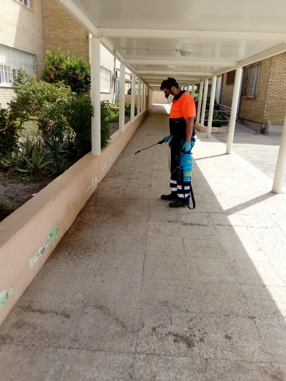 El Ayuntamiento de Adra lleva a cabo la puesta a punto de  los centros escolares en la previa a la ‘vuelta al cole’
