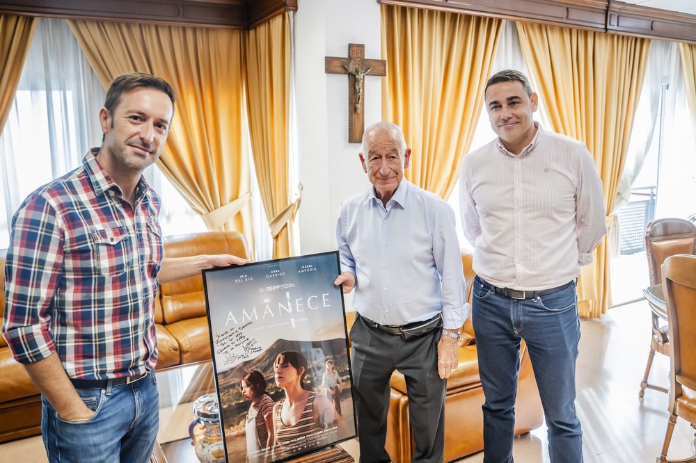 Amat desea “mucha suerte” al cineasta Juan Francisco Viruega por su paso por el Festival de Cine de San Sebastián