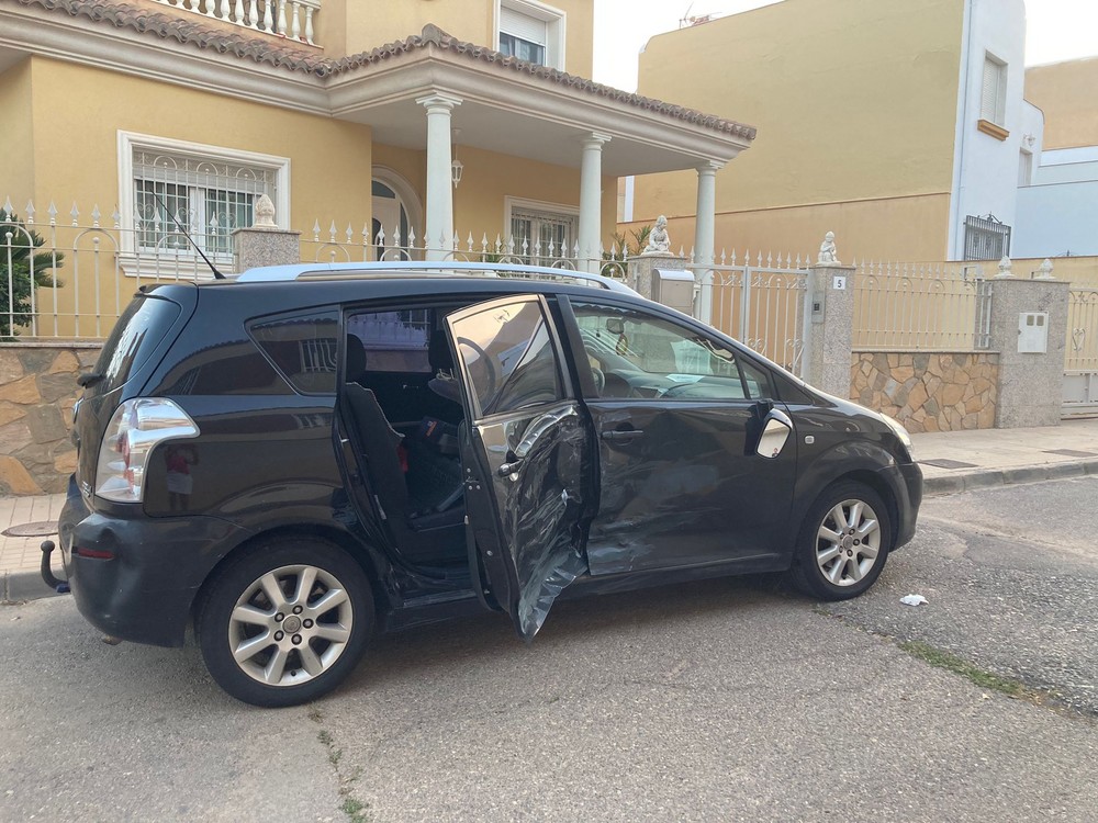 Unos vecinos denuncian el abandono de coches por parte de la Guardia Civil