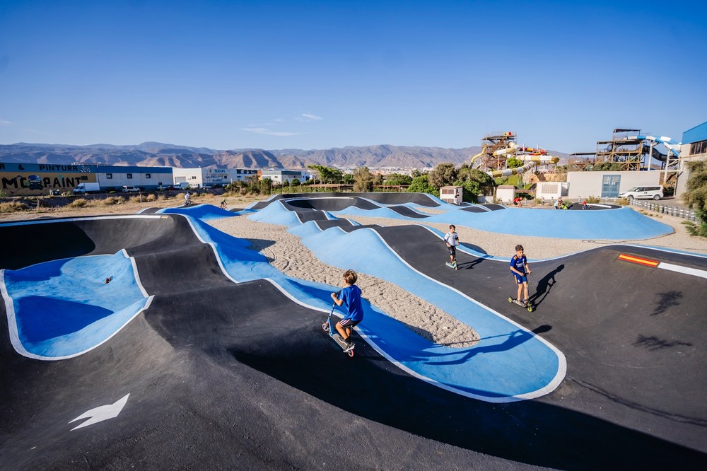 Roquetas de Mar estrena su primer circuito de pump track, uno de los más grandes de España