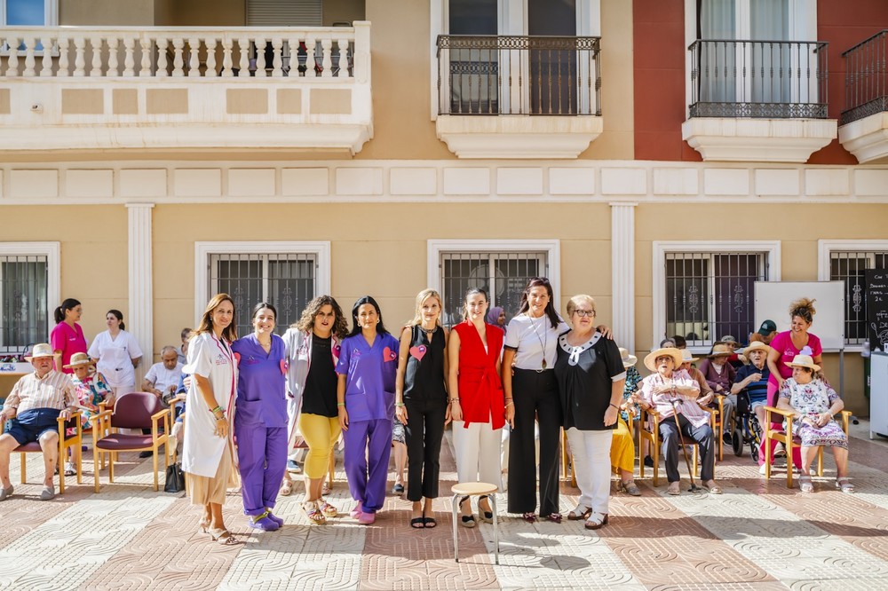 El alcalde de Roquetas de Mar visita el centro de día 'Vivaldi' con motivo del Día Mundial del Alzheimer