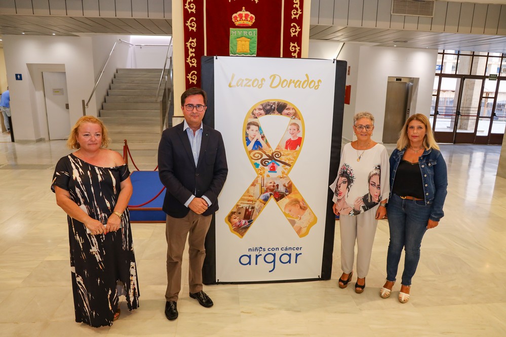 El patio de luces del Ayuntamiento acoge un acto de ARGAR por la visibilización del cáncer infantil