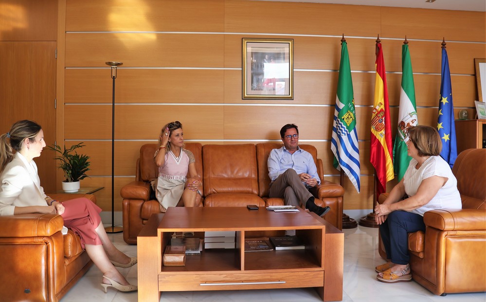 El alcalde recibe a la Hermana Mayor de la Divina Infantita de cara a los solemnes cultos que se celebrarán por la festividad de la Patrona de El Ejido