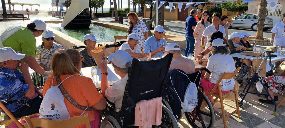 Los usuarios de la residencia Virgen del Rosario participan en las actividades de la Semana Europea de la Movilidad