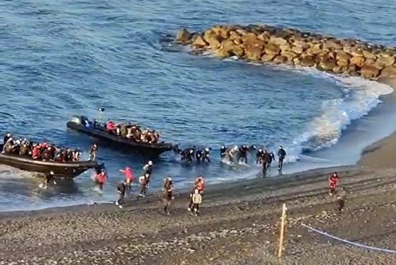 Dos pateras dejan a cerca de 50 inmigrantes en la playa de Guainos, en Adra