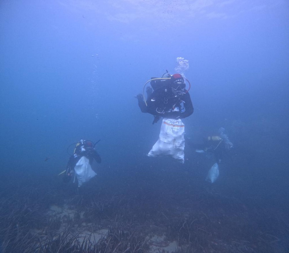 148 kilos de basura recogidos en la XVII limpieza de fondos marinos de Roquetas de Mar