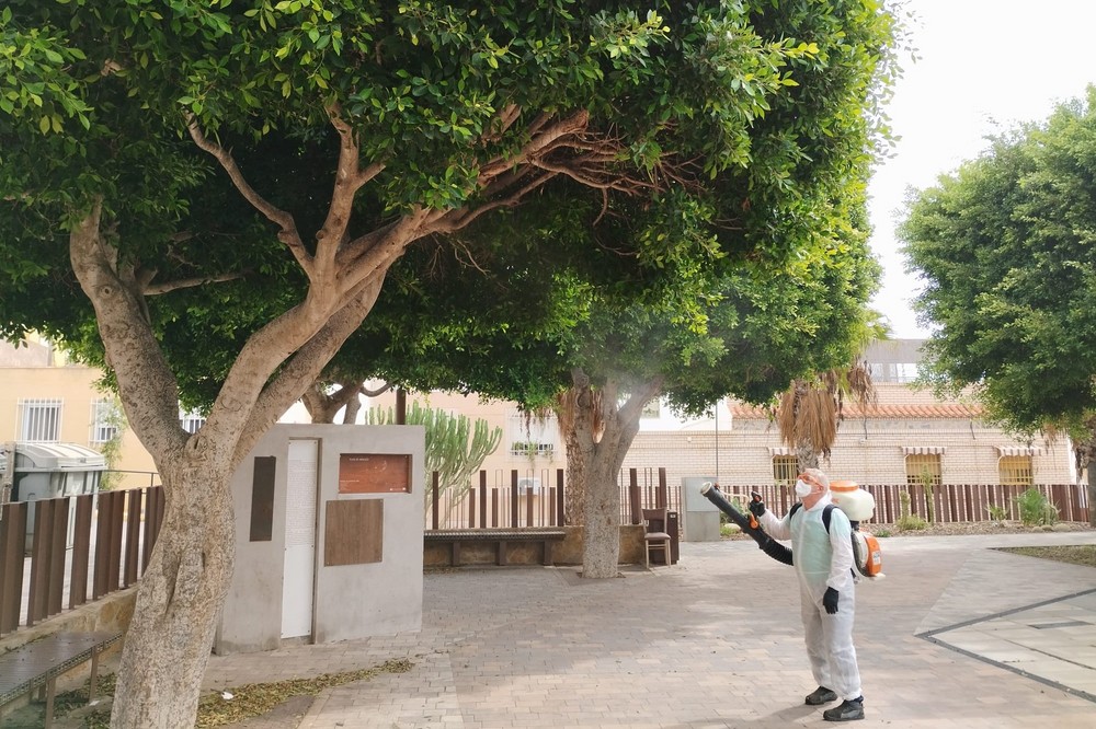 El Ayuntamiento de Adra continúa con trabajos de limpieza y desinfección en centros escolares y calles de la ciudad