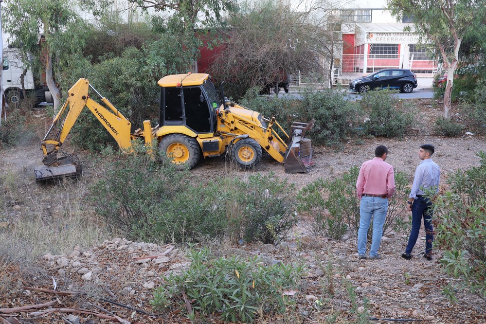 El Ayuntamiento de El Ejido realiza la limpieza de la rambla del Polígono de La Redonda para mejorar la capacidad hidráulica del cauce