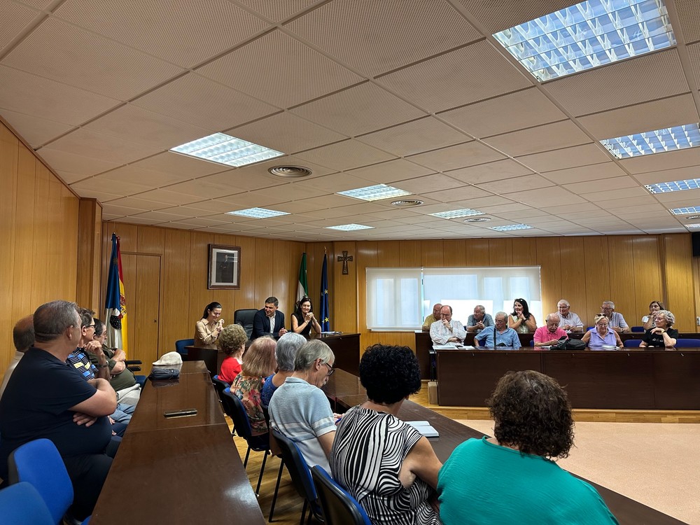 El Ayuntamiento de Roquetas presenta sus actividades a los miembros del Consejo Municipal del Mayor
