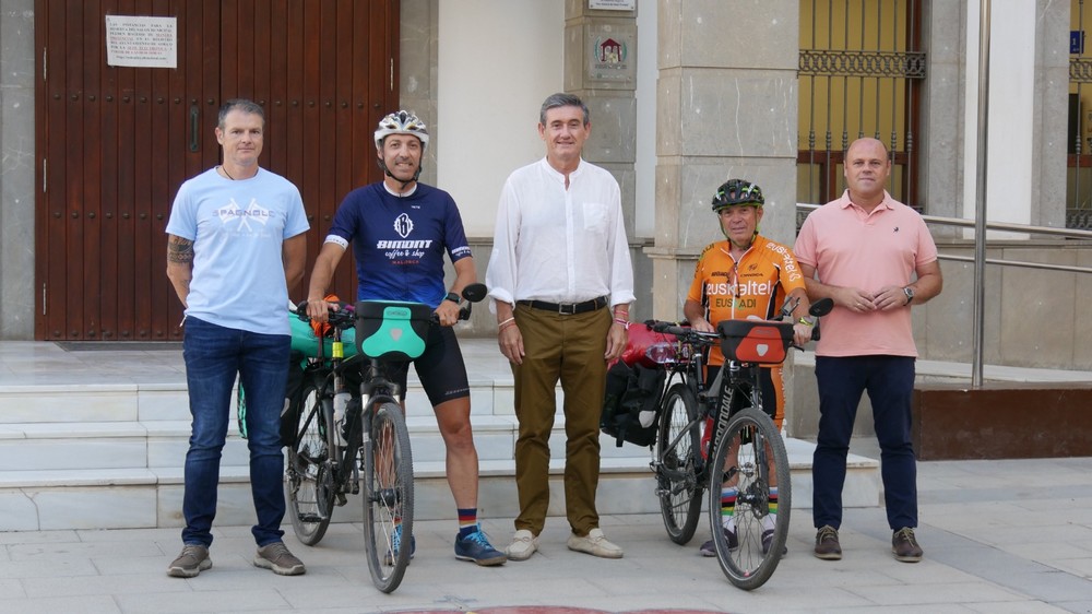 El alcalde de Adra recibe a dos ciclistas que recorren más de 2.500 km solidarios en la ‘Vuelta a Andalucía en silencio’