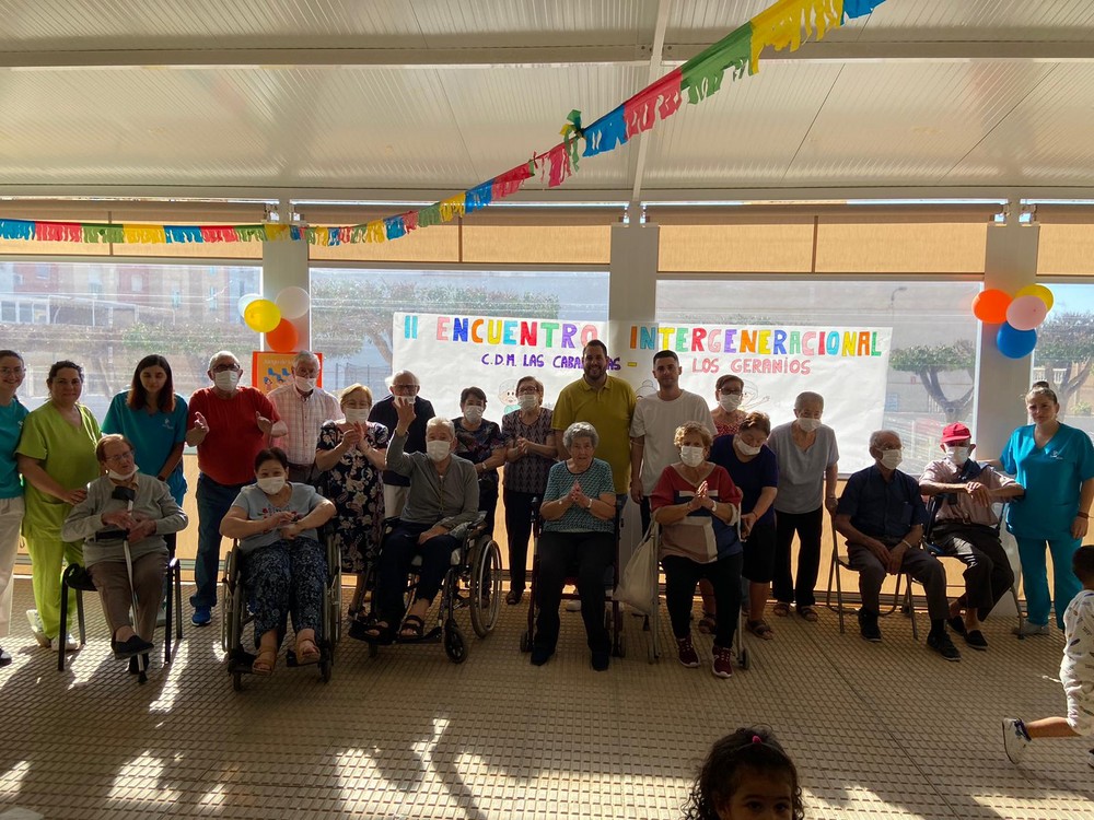 Abuelos y nietos comparten experiencias en el II Encuentro por el Día Internacional del Mayor