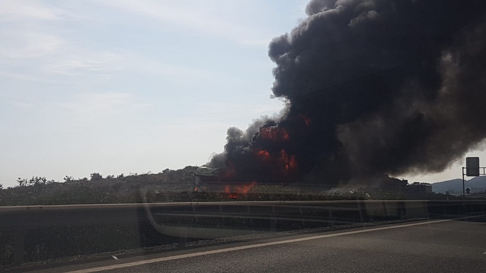 Cortan la entrada a Almería desde Aguadulce por el incendio de un camión