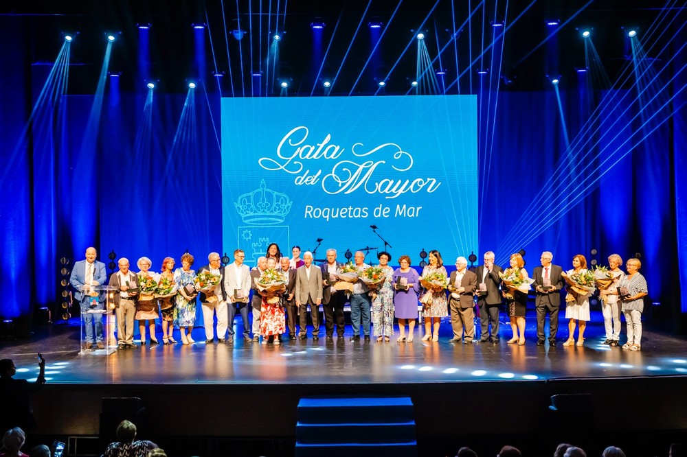Homenaje a los mayores de Roquetas de Mar con entrega de distinciones y reconocimientos en una emotiva gala