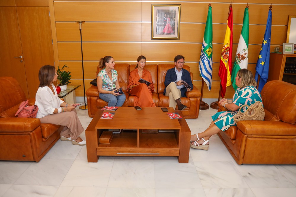 Francisco Góngora recibe a la nueva presidenta de la Asamblea Local de Cruz Roja