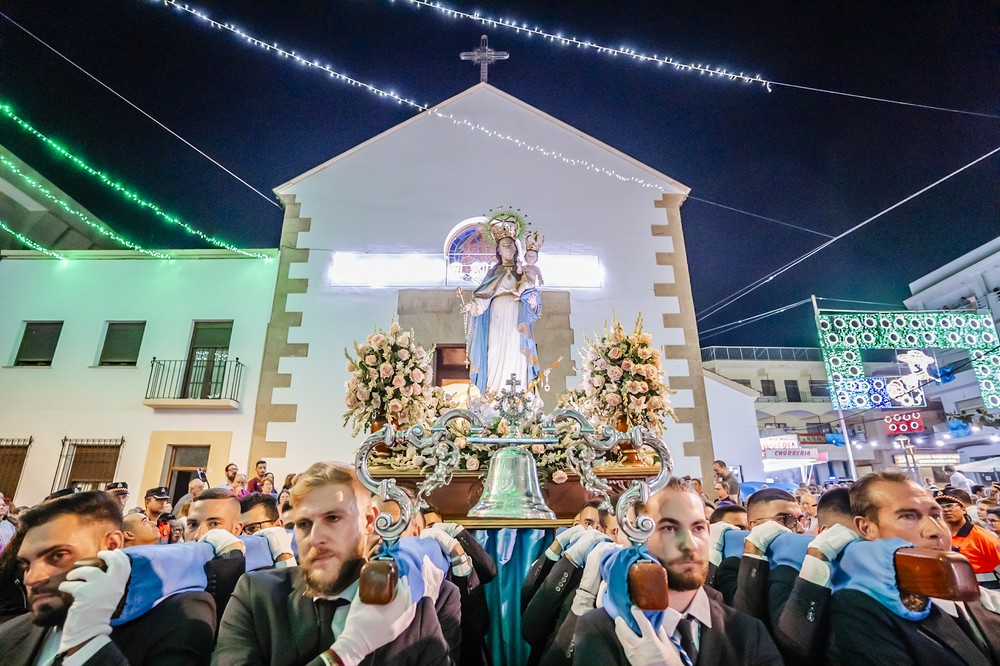Vítores, alabanzas y petalás a la Virgen del Rosario en su solemne procesión por las calles de Roquetas de Mar