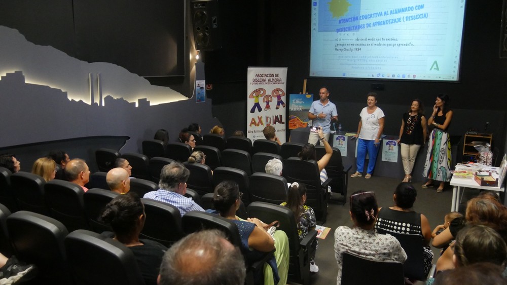 Una treintena de abderitanos aprenden sobre las dificultades del aprendizaje en la Escuela de Familia de Adra
